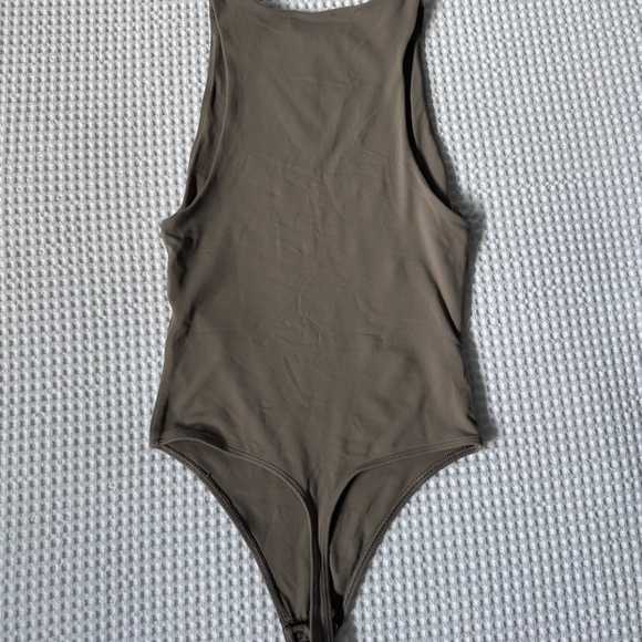 Aritzia 90's Bodysuit in Modern Taupe - Picture 2 of 3